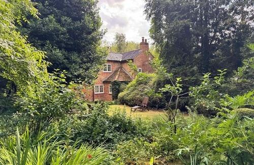 Welby Cabaña | SUNNY COTTAGE, pet friendly, character holiday cottage in Grantham