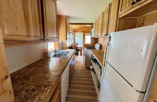 Shawano Casa | Sunny Cottage - Enjoy Shawano Lake - Dogs Welcome!