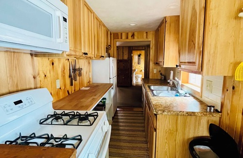 Shawano Casa | Sunny Cottage - Enjoy Shawano Lake - Dogs Welcome!