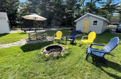 Shawano Casa | Sunny Cottage - Enjoy Shawano Lake - Dogs Welcome!