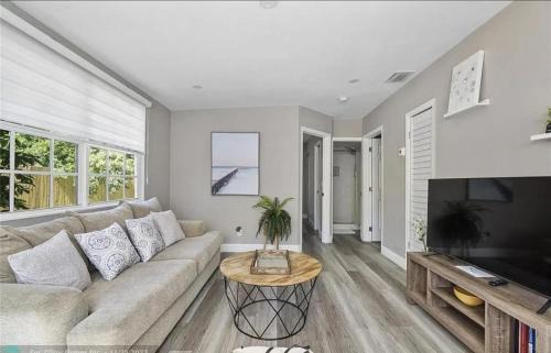 South Middle River Casa | Sunny Cottage
