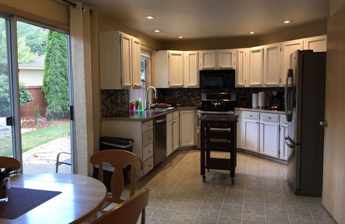 Klahanie Casa | Sunny culdesac home: pet friendly fenced ac garage fireplace