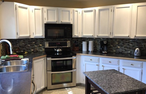 Klahanie Casa | Sunny culdesac home: pet friendly fenced ac garage fireplace