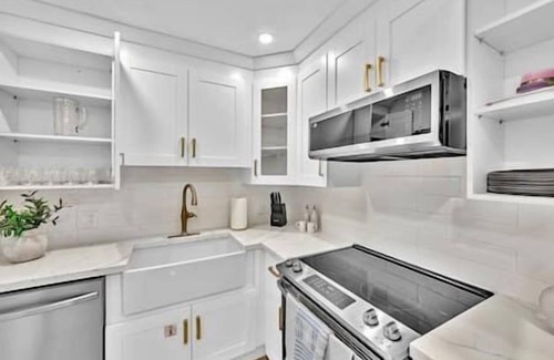 Middle River Terrace Casa | Sunny Days Getaway, 5BD Heated Pool Family Home!