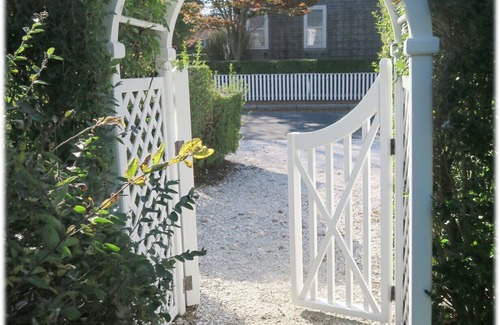 Nantucket Town Casa | Sunny Days dejará sonriendo! Disfrute de la piscina y canchas de tenis!
