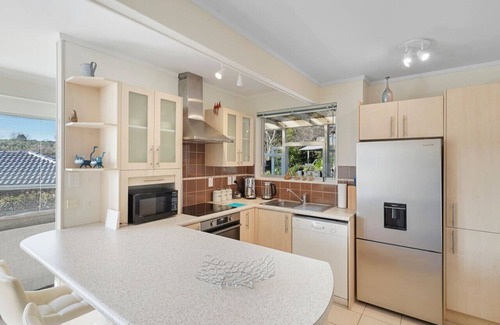 Mission Bay Casa | Sunny Delight Meadowbank with Lush Gardens