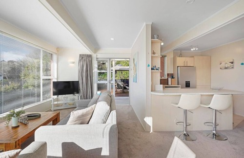 Mission Bay Casa | Sunny Delight Meadowbank with Lush Gardens
