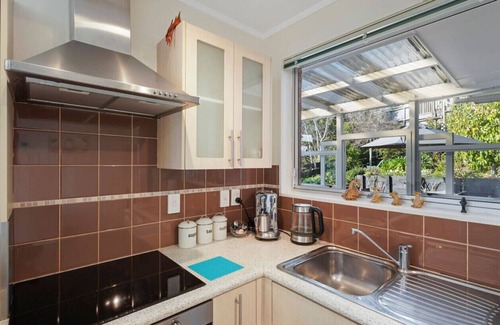 Mission Bay Casa | Sunny Delight Meadowbank with Lush Gardens