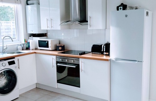 Bishop's Stortford Casa | Sunny detached bungalow with private courtyard