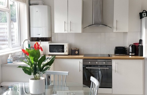 Bishop's Stortford Casa | Sunny detached bungalow with private courtyard