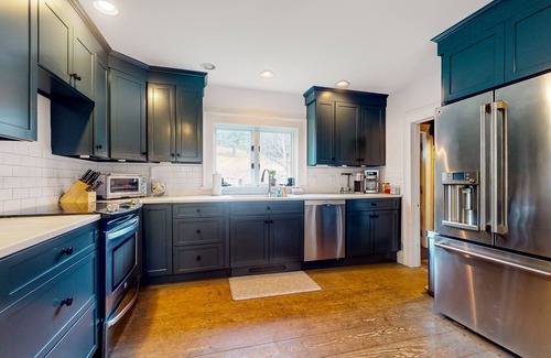 Wallingford Casa | Sunny, dog-friendly home with a fenced yard, washer/dryer