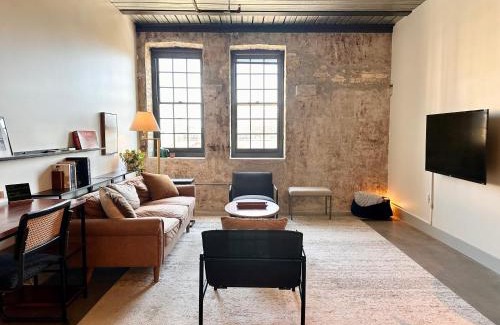 Westown Apartamento | Sunny Double Queen 1BR Apartment Walking Distance to Fiserv