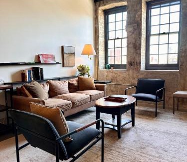 Westown Apartamento | Sunny Double Queen 1BR Apartment Walking Distance to Fiserv