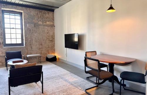 Westown Apartamento | Sunny Double Queen 1BR Apartment Walking Distance to Fiserv