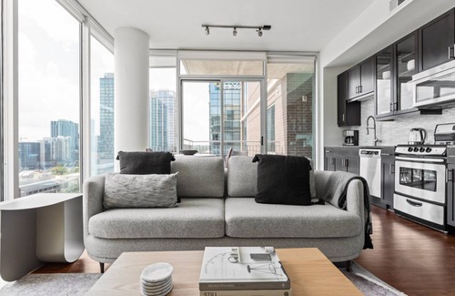 Waller Creek District Apartamento | Sunny Downtown Austin 1BR w/ Gym, Pool & W/D, nr Rainey St, by Blueground