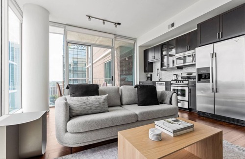 Waller Creek District Apartamento | Sunny Downtown Austin 1BR w/ Gym, Pool & W/D, nr Rainey St, by Blueground