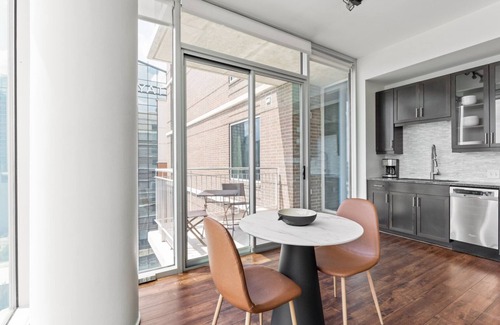 Waller Creek District Apartamento | Sunny Downtown Austin 1BR w/ Gym, Pool & W/D, nr Rainey St, by Blueground