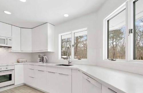 Northwest Harbor Casa | Soleado y elegante East Hampton Retreat con piscina climatizada