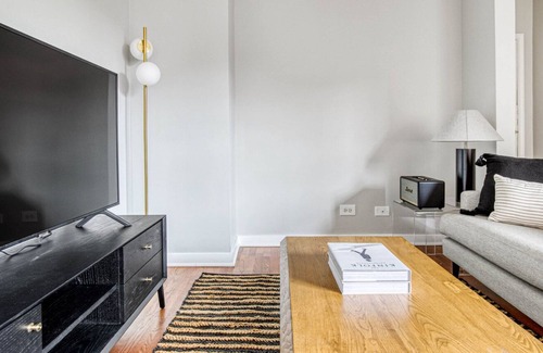 Evanston Apartamento | Sunny Evanston 2BR w/ W/D, 1 mile to Northwestern campus, by Blueground