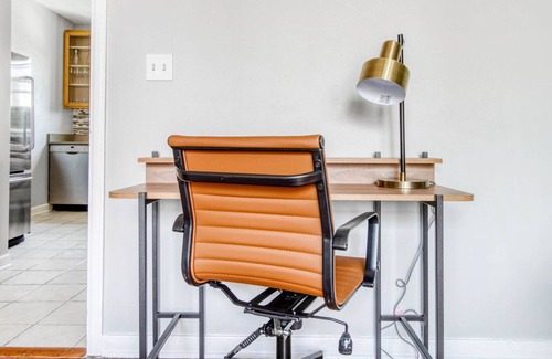 Evanston Apartamento | Sunny Evanston 2BR w/ W/D, 1 mile to Northwestern campus, by Blueground