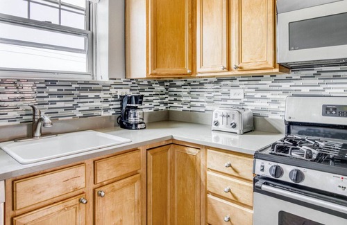Evanston Apartamento | Sunny Evanston 2BR w/ W/D, 1 mile to Northwestern campus, by Blueground