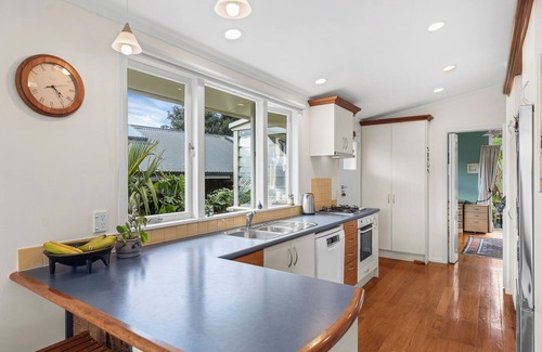 Narrow Neck Casa | Sunny Family Home, just a short walk to the beach