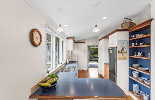 Narrow Neck Casa | Sunny Family Home, just a short walk to the beach