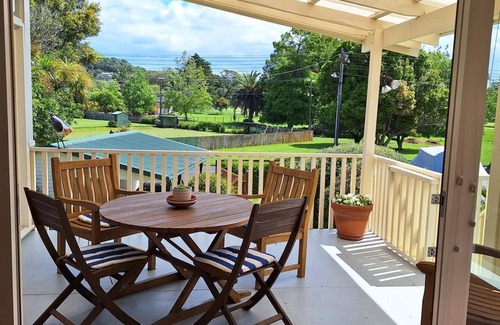 Narrow Neck Casa | Sunny Family Home, just a short walk to the beach