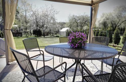 Ziepniekkalns Apartamento | Sunny family terrace