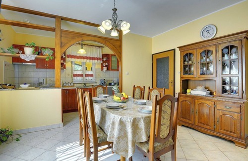 Jursici Casa | Finca soleada con piscina privada, campo de voleibol