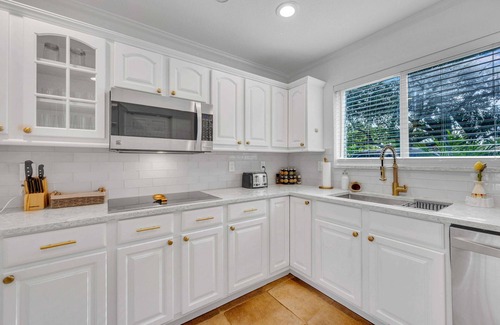 Lighthouse Point Casa | Sunny Florida Escape: Private Heated Pool, Hot Tub, Putting Green, Beach Nearby!