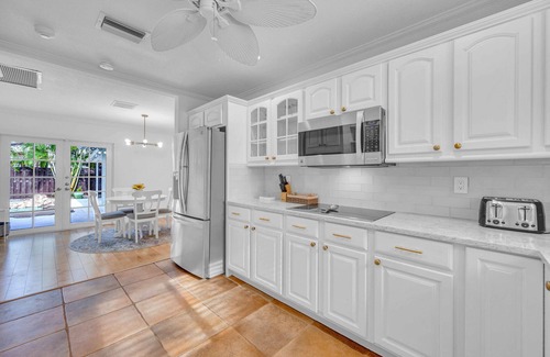Lighthouse Point Casa | Sunny Florida Escape: Private Heated Pool, Hot Tub, Putting Green, Beach Nearby!