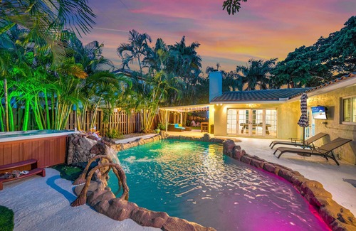 Lighthouse Point Casa | Sunny Florida Escape: Private Heated Pool, Hot Tub, Putting Green, Beach Nearby!
