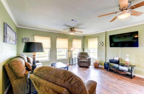 Freeport Casa | Sunny Freeport Home on Canal Fish On-Site!
