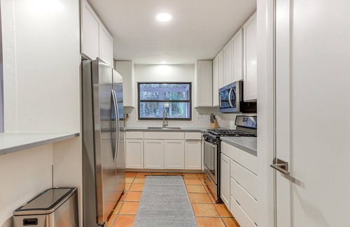 Gainesville Casa | Sunny Gainesville Home ~ Half-Mi to UF Campus!