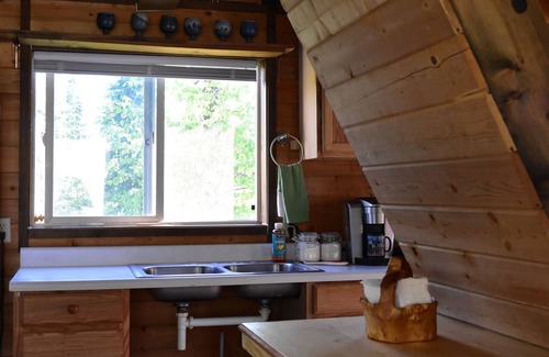 Fairbanks Casa | Sunny Goldstream Cabin - Pet Friendly