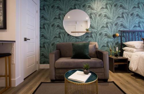 Little Italy Apartamento | Sunny Green Palms Micro Studio with Yard View by Den Stays