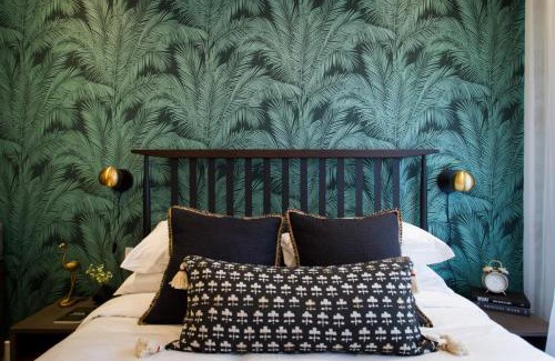 Little Italy Apartamento | Sunny Green Palms Micro Studio with Yard View by Den Stays