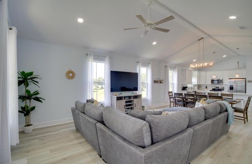 Gulfport Casa | Sunny Gulfport Vacation Rental Walk to Beaches!