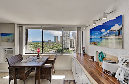 McCully - Moiliili Condominio | Sunny Hawaiian Monarch Studio | Ocean View | Pool