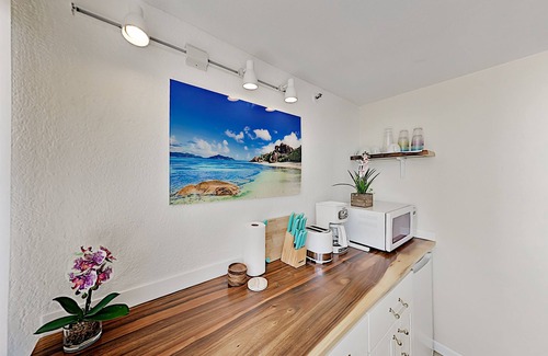 McCully - Moiliili Condominio | Sunny Hawaiian Monarch Studio | Ocean View | Pool