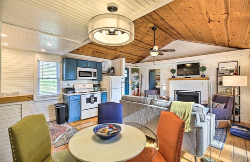 Williamstown Cabina | ‘Sunny Hill Cottage’ Dry Ridge Escape w/ Deck!
