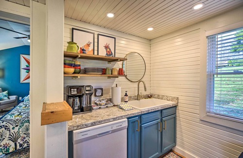 Williamstown Cabina | ‘Sunny Hill Cottage’ Dry Ridge Escape w/ Deck!