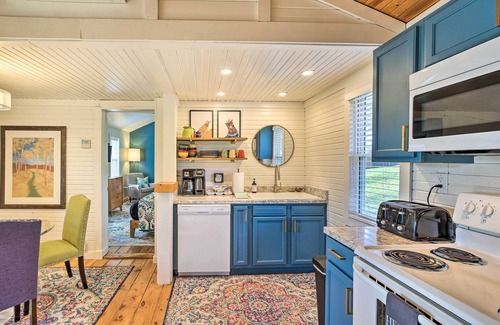 Williamstown Cabina | ‘Sunny Hill Cottage’ Dry Ridge Escape w/ Deck!