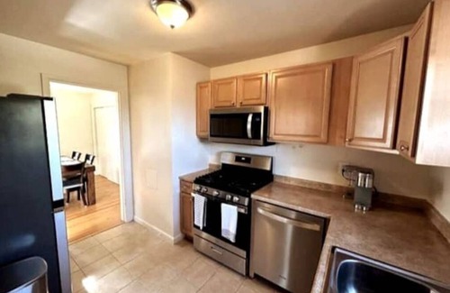 Cherrydale Apartamento | Sunny Hilltop 2-BR Top Floor in Arlington
