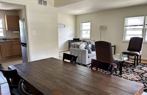 Cherrydale Apartamento | Sunny Hilltop 2-BR Top Floor in Arlington