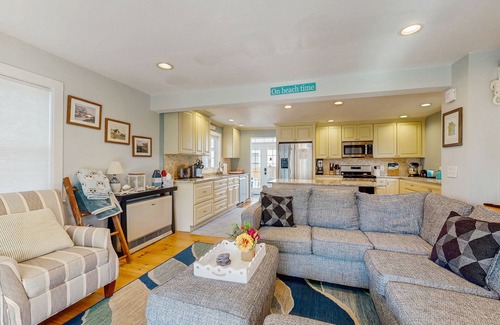 Wells Beach Casa | Sunny home near the sand with bikes, grill, firepit, & balcony- dog-friendly