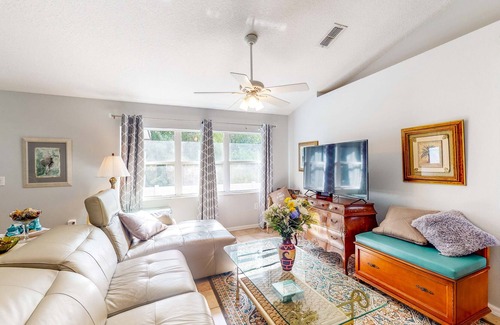 New Port Richey East Casa | Sunny Home - Screened-In Porch - Close to Beach