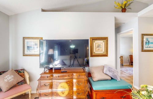 New Port Richey East Casa | Sunny Home - Screened-In Porch - Close to Beach