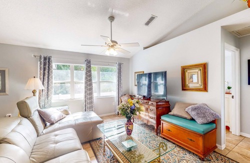 New Port Richey East Casa | Sunny Home - Screened-In Porch - Close to Beach